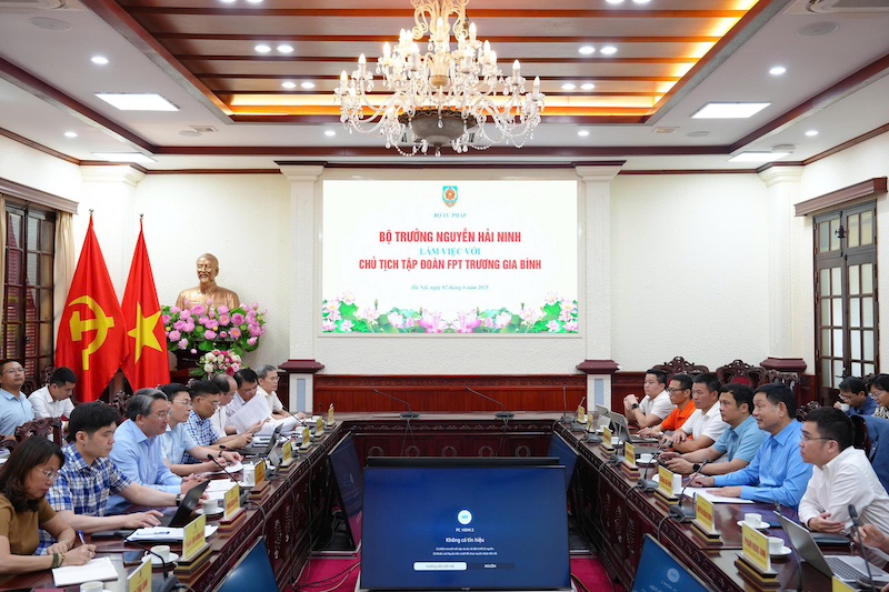 Bộ trưởng Nguyễn Hải Ninh làm việc với Chủ tịch Tập đoàn FPT